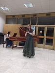 Studentka konzervatoře hraje na zobcovou flétnu v doprovodu cembala