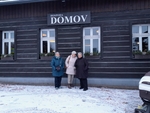 Tři členky SONS stojící před restaurací Domov