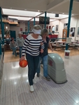 Členka SONS s šátkem přes oči v ruce držící bowlingovou kouli - míří k bowlingové dráze za doprovodu