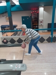Členka SONS upouští z ruky bowlingovou kouli na dráhu