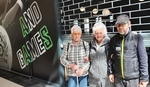 Dvě členky a jeden člen SONS před vstupem do herny bowlingu