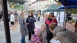 Veřejnost se zajímá o pomůcky pro osoby se zrakovým postižením. Veřejnost se zajímá o pomůcky pro osoby se zrakovým postižením.