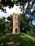 červená věž v zámeckém parku
