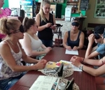 Vyškolená obsluha v kavárně obsluhovala oslepené návštěvníky na jedničku Vyškolená obsluha v kavárně obsluhovala oslepené návštěvníky na jedničku