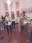 Čtyři ženy v reflexních vestách v Muzeu hraček při exkurzi