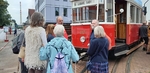 Skupinka členů naslouchá výkladu průvodce - před historickou tramvají Skupinka členů naslouchá výkladu průvodce - před historickou tramvají