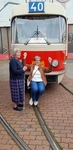 Členka pózuje na háku tramvaje Členka pózuje na háku tramvaje
