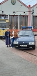 Dvě členky pózují před servisním autem DPML - Škoda Fabia Dvě členky pózují před servisním autem DPML - Škoda Fabia