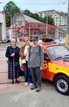 Dvě členky a jeden člen pózují u automobilu Škoda - servisní vozidlo Dvě členky a jeden člen pózují u automobilu Škoda - servisní vozidlo
