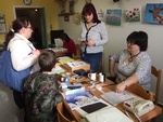 pracovnice z TyfloServisu Liberec předvádí kompenzační pomůcky