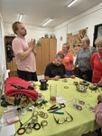 V korálkové dílně. V korálkové dílně.