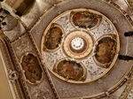 Pohled na zdobený strop divadla