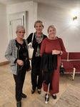 Tři ženy SONS pózují o přestávce v divadle