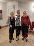 Tři ženy SONS ve foajé divadla