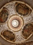 Pohled na zdobený strop hlediště