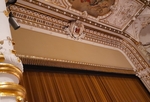 Pohled na část opony a zdobeného stropu divadla Pohled na část opony a zdobeného stropu divadla