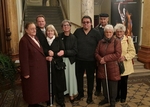 Skupina členů pózuje ve foajé divadla Skupina členů pózuje ve foajé divadla