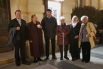 Skupina členů před divadlem Skupina členů před divadlem