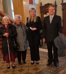Skupinka členů SONS pózuje ve foajé divadla