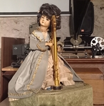 Na obrázku jeden z exponátů - krásná panenka - když se spustí hrací strojek s hudbou, tak panenka hraje na harfu, pohybuje ručkama.