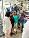 Členové pozorně naslouchají výkladu při exkurzi. Členové pozorně naslouchají výkladu při exkurzi.