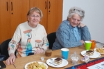 Dvě členky SONS u stolu s občerstvením