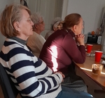 Skupina členek s občerstvením u filmu