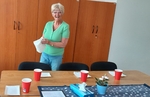 Členka SONS chystá občerstvení k filmu