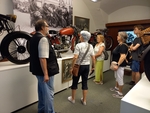 Na obrázku místnost s historickými motorkami a my mezi nimi. Na obrázku místnost s historickými motorkami a my mezi nimi.