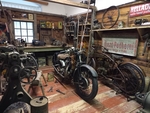 Na obrázku historická dílna i s dobovými motorkami. Na obrázku historická dílna i s dobovými motorkami.