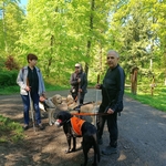 „Kde jsou všichni?“ Iveta, Hedvika, Jirka a pejsci čekají na skupinku, která se cestou ztratila. „Kde jsou všichni?“ Iveta, Hedvika, Jirka a pejsci čekají na skupinku, která se cestou ztratila.