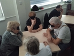 Návštěvníci čekající na své objednávky