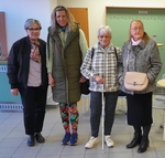 Čtyři členky SONS pózují ve vestibulu kina