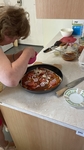 Zdobení pizzy ingrediencemi