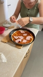 Zdobení pizzy ingrediencemi