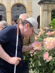 Foto jak si jeden z členů přivoněl k růži