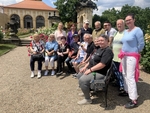 Společné foto členů z Ústí a z Mostu v růžové zahradě