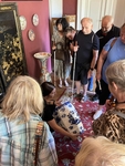 Foto členů při prohlídce porcelánového taburetu Foto členů při prohlídce porcelánového taburetu
