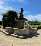 kašna v květné zahradě