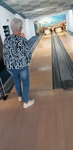 Členka SONS Lbc před bowlingovou dráhou Členka SONS Lbc před bowlingovou dráhou