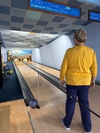 Členka SONS před bowlingovou dráhou Členka SONS před bowlingovou dráhou