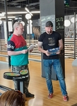 Vedoucí jablonecké pobočky SONS předává 1. cenu nejlepšímu hráči za muže Vedoucí jablonecké pobočky SONS předává 1. cenu nejlepšímu hráči za muže
