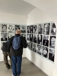 Foto členů ve vstupní hale, kde jsou fotografie slavných osobností
