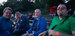 Skupinka členů v hledišti