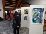 na obrázku si naši prohlížejí první díla výstavy - obrazy Jaromíra Komínka