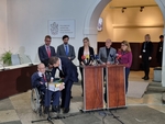Lubš Zajíc s Václavem Krásou předávají v Poslanecké sněmovně petici za zvýšení příspěvků na péči