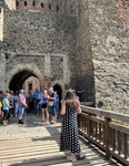 Naše skupina před jednou z bran hradu