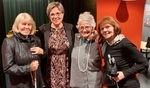 Čtyři členky SONS pózují ve foajé divadla