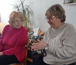 Dvě účastnice zkoumají prazvláštní hudební nástroj - skořápky z exotických semen. Dvě účastnice zkoumají prazvláštní hudební nástroj - skořápky z exotických semen.