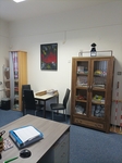 V kanceláři se nachází skříně a vitríny s materiály, pomůckami a dokumenty. Malý stolek slouží k jednáním a konzultacím s klienty v komornější atmosféře. 